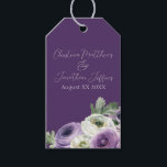 Étiquettes-cadeau Romantic Watercolor Ranunculus on Dark Purple<br><div class="desc">Ces étiquettes-cadeaux florales romantiques présentent un élégant arrière - plan violet foncé aux fleurs de ranunculus blanc et violet. Un délicat bouquet de ranunculus et de verdure est représenté en bas à droite. Les noms d'échantillons d'un couple marié et la date du mariage sont imprimés dans la partie supérieure. Vous...</div>