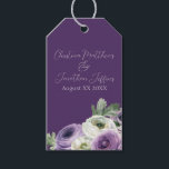 Étiquettes-cadeau Romantic Watercolor Ranunculus on Dark Purple<br><div class="desc">Ces étiquettes-cadeaux florales romantiques présentent un élégant arrière - plan violet foncé aux fleurs de ranunculus blanc et violet. Un délicat bouquet de ranunculus et de verdure est représenté en bas à droite. Les noms d'échantillons d'un couple marié et la date du mariage sont imprimés dans la partie supérieure. Vous...</div>