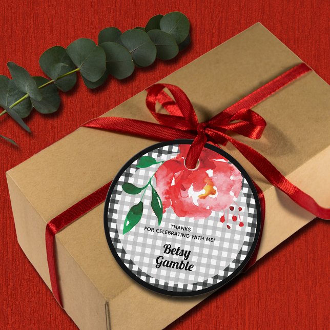 Étiquettes Cadeau Rose rouge sur douche de mariée à carreaux noir et (Watercolor red rose on black and white gingham bridal shower round favor tags)