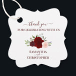 Étiquettes Cadeau Roses Rouges Bourguignonnes Merci de mariage éléga<br><div class="desc">Ces belles étiquettes de faveur sont parfaites pour remercier les invités spéciaux ou les membres de votre mariage. Elles présentent un beau design boho chic rustique avec vos noms et la date mariage avec un joli ensemble de roses aquarelles peints à la main et feuillage dans les tons bordeaux, rouge...</div>