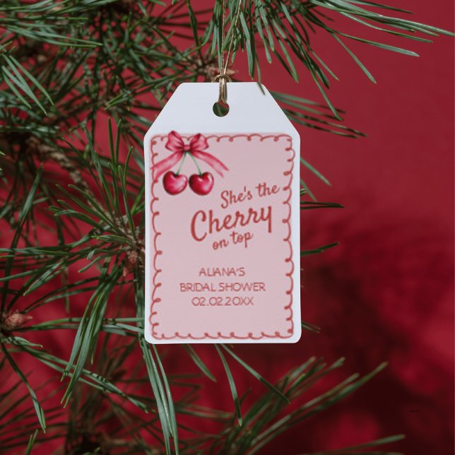 Étiquettes-cadeau Rouge Rose Ruban Elle est la cerise sur le gâteau  (Créateur téléchargé)