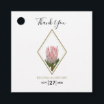 Étiquettes Cadeau Rustic King Protea Mariage cadeau<br><div class="desc">Cette conception est composée d'une fleur de protéa rosée et rustique roi. La fleur de protéa king avec ses feuilles verts est élégamment encadrée d'un cadre couleur diamant doré. La fleur de protéa royale et sa verdure créent une atmosphère rustique fleurie de jardin de campagne. L'envers affiche le ton or...</div>