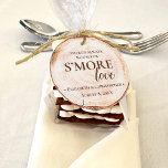 Étiquettes Cadeau Rustic Mariage S'mores Love Custom<br><div class="desc">Une faveur mémorable pour votre mariage rustique sont les kits Smores avec des marchmallows, des chocolats et des crackers graham et ces étiquettes cadeaux améliorent cette expérience. Customisez les noms et la date du mariage et enchantez avec les mots "Il y a toujours place pour S'more love". Doté d'un arrière...</div>