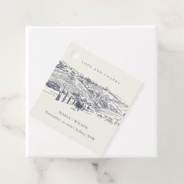 Étiquettes Cadeau Rustic Navy Blue Winery Mountain Mariage croquis (En situation)