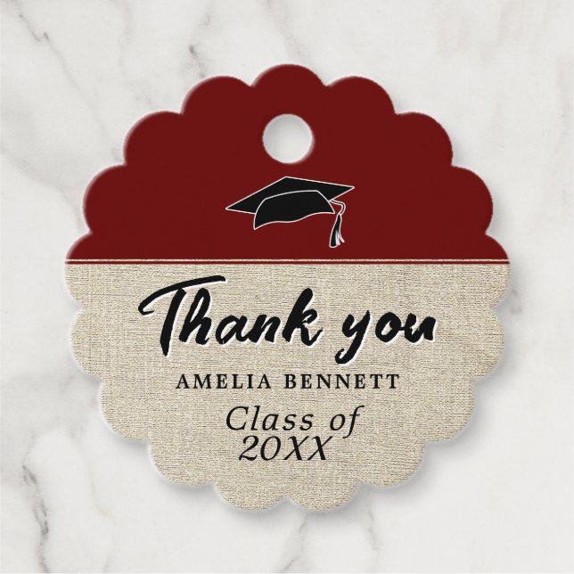 Étiquettes Cadeau Rustic Red Graduate Casquette Merci de graduation (Devant)