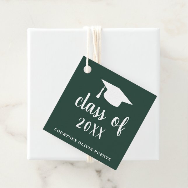 Étiquettes Cadeau Simple Forest Green Mortar Board Graduation modern (En situation)