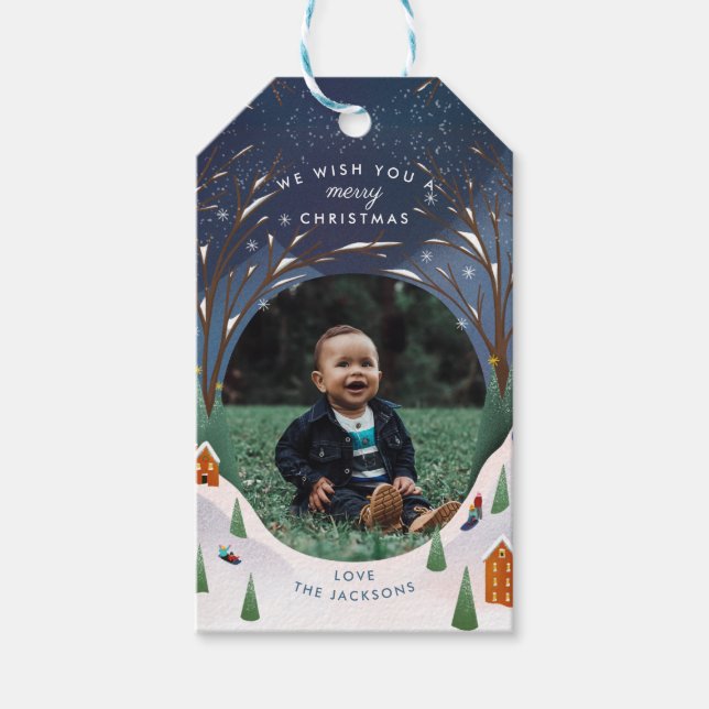 Étiquettes-cadeau Snowy Village Winter Scene Photo de Noël (Devant)