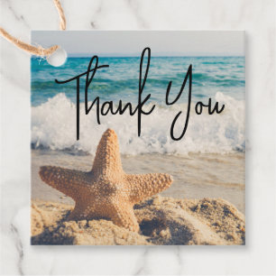 Étiquettes Cadeau Starfish sur une plage de sable Photo