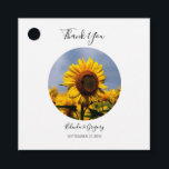 Étiquettes Cadeau Sunflower Blue Sky Rustic Mariage Cadeau<br><div class="desc">Ce design présente des tournesols et un arrière - plan bleu ciel. Les cadres simples en cercle blanc avec sa typographie élégante sont placés sur la photo des champs de tournesols rustiques pour créer un design étonnant. Les tons jaunes et bleus du ciel et des tournesols créent une atmosphère de...</div>