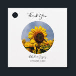 Étiquettes Cadeau Sunflower Blue Sky Rustic Mariage Cadeau<br><div class="desc">Ce design présente des tournesols et un arrière - plan bleu ciel. Les cadres simples en cercle blanc avec sa typographie élégante sont placés sur la photo des champs de tournesols rustiques pour créer un design étonnant. Les tons jaunes et bleus du ciel et des tournesols créent une atmosphère de...</div>