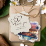 Étiquettes Cadeau Sunset Rustic Beach Bar Mariage<br><div class="desc">Les étiquettes de faveur de mariage de la plage de destination pour vous à personnaliser - parfait pour les boissons locales ou les faveurs de snack. Ce charmant design présente une scène aquarellée d'un bar de plage rustique avec des palmiers, des lumières féériques et un ciel de coucher de soleil...</div>