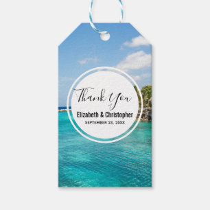 Étiquettes-cadeau Superbe plage tropicale Bleue avec des huttes de c