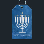 Étiquettes-cadeau Tag cadeau de Menorah Blue Hanoukka moderne<br><div class="desc">Cette étiquette cadeau Happy Hanoukka présente une illustration moderne et amusante de la menorah qui se démarque contre un arrière - plan texturé sur le bleu (ou TOUTE COULEUR de votre choix en utilisant le bouton "customiser"!). Le dossier est blanc avec du texte personnalisable dans la zone "de" pour des...</div>