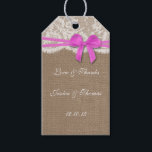 Étiquettes-cadeau Tags Rustic Pink Bow Collection<br><div class="desc">La collection rustique arc rose est un design étonnant avec un bel arrière - plan rustique effet burlap avec une coupe romantique vintage effet dentelle blanche finie avec un magnifique arc rose. Ces étiquettes peuvent être personnalisées pour votre occasion spéciale et ferait le cadeau parfait ou vous remercier tag pour...</div>