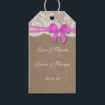 Étiquettes-cadeau Tags Rustic Pink Bow Collection<br><div class="desc">La collection rustique arc rose est un design étonnant avec un bel arrière - plan rustique effet burlap avec une coupe romantique vintage effet dentelle blanche finie avec un magnifique arc rose. Ces étiquettes peuvent être personnalisées pour votre occasion spéciale et ferait le cadeau parfait ou vous remercier tag pour...</div>