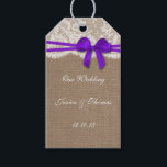 Étiquettes-cadeau Tags Rustic Purple Bow Collection<br><div class="desc">La collection d'archet violet rustique est un design étonnant avec un bel arrière - plan rustique effet burlap avec un habillage romantique vintage effet dentelle blanche fini avec un superbe arc violet. Ces étiquettes peuvent être personnalisées pour votre occasion spéciale et ferait le cadeau parfait ou vous remercier tag pour...</div>