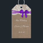 Étiquettes-cadeau Tags Rustic Purple Bow Collection<br><div class="desc">La collection d'archet violet rustique est un design étonnant avec un bel arrière - plan rustique effet burlap avec un habillage romantique vintage effet dentelle blanche fini avec un superbe arc violet. Ces étiquettes peuvent être personnalisées pour votre occasion spéciale et ferait le cadeau parfait ou vous remercier tag pour...</div>