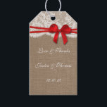 Étiquettes-cadeau Tags Rustic Red Bow Collection<br><div class="desc">La collection d'arc rouge rustique est un design époustouflant avec un bel arrière - plan rustique effet burlap avec une coupe en dentelle blanche vintage romantique finie par un magnifique arc rouge. Ces étiquettes peuvent être personnalisées pour votre occasion spéciale et ferait le cadeau parfait ou vous remercier tag pour...</div>