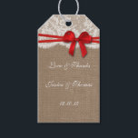 Étiquettes-cadeau Tags Rustic Red Bow Collection<br><div class="desc">La collection d'arc rouge rustique est un design époustouflant avec un bel arrière - plan rustique effet burlap avec une coupe en dentelle blanche vintage romantique finie par un magnifique arc rouge. Ces étiquettes peuvent être personnalisées pour votre occasion spéciale et ferait le cadeau parfait ou vous remercier tag pour...</div>