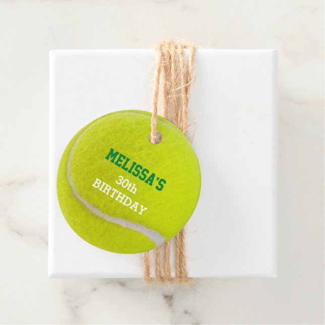 Étiquettes Cadeau Tennis Ball Jaune et Vert (En situation)