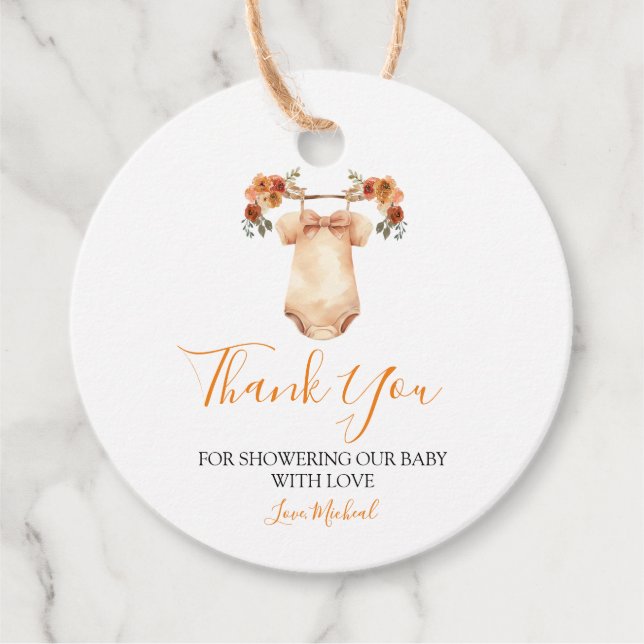 Étiquettes Cadeau Tomber Dans L'Amour Baby shower Floral Vêtements B (Devant)