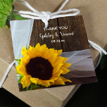 Étiquettes Cadeau Tournesol jaune rustique et Mariage en bois de gra<br><div class="desc">Personalize the charming Rustic Yellow Sunflower and Barn Wood Wedding Favor Tags for use at your ranch or farm theme marriage reception, bridal shower or activparty. Each customizable party favor tag fea quaint numally painted floral photograph of a yellow sunflower blossom and white bridal veil with a brown barn backwood...</div>