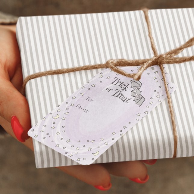 Étiquettes-cadeau Trick pourpre ou traitement à partir de l'Hallowee (Cute Spooky Baby Bat Trick or Treat Halloween Gift Tag. Baby Bat, Stars, Moons, Swirly Pastel Purple)