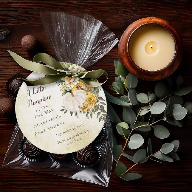 Étiquettes Cadeau Un Baby shower Floral D'Or Une Récolte Un Peu Citr ("A Little Pumpkin Is On The Way" White Pumpkin and Gold Floral Baby Shower Favor Round Tags)