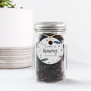 Étiquettes Cadeau Un Bébé est en train de brasser   Baby shower d'Ha