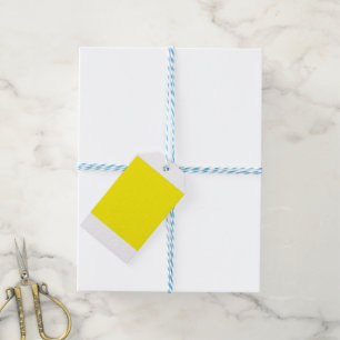 Étiquettes-cadeau Un carré jaune centré sur un fond blanc propre