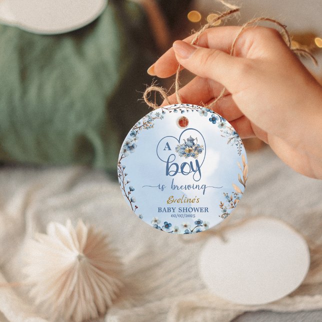 Étiquettes Cadeau Un Garçon Est En Train De Brûler Tea Party Baby sh (leaves, blueberries, baby’s breath, golden twigs, and a soft baby blue watercolor background.)