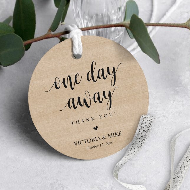 Étiquettes Cadeau Un jour plus tard, la répétition Mariage Merci Don (One day away, Wedding Rehearsal Brunch or Dinner Thank you Gift Tag, Modern rustic brown wood)