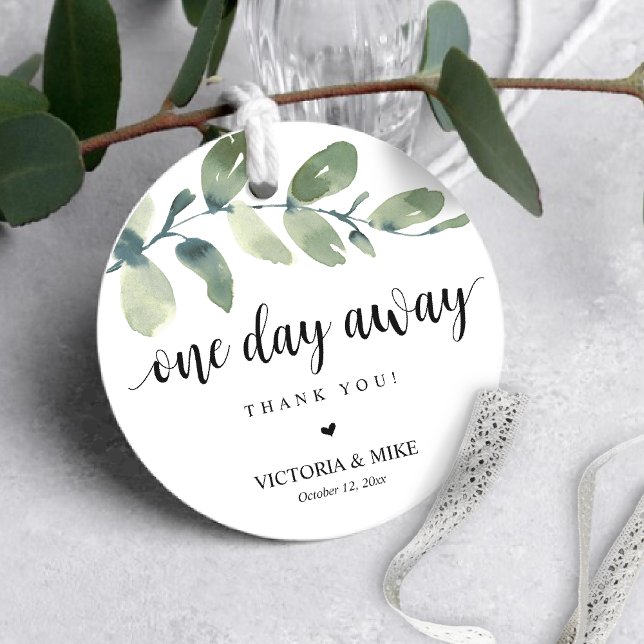 Étiquettes Cadeau Un jour plus tard, la répétition Mariage Merci Don (One day away, Wedding Rehearsal Brunch / Dinner Thank you Gift Tag, Greenery Eucalyptus themed)