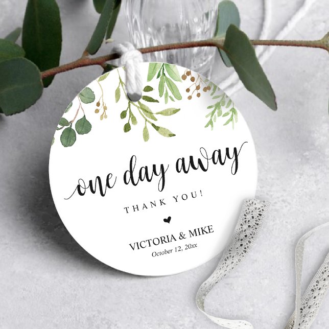 Étiquettes Cadeau Un jour plus tard, la répétition Mariage Merci Don (One day away, Wedding Rehearsal Thank you Gifts Label, Present Favour Tag, in Eucalyptus Greenery)