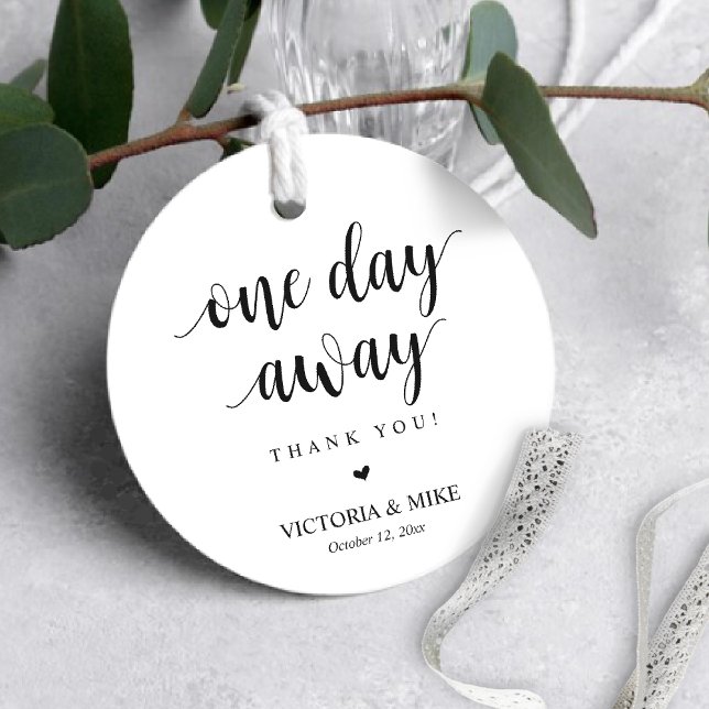 Étiquettes Cadeau Un jour plus tard, la répétition Mariage Merci Don (One day away, Wedding Rehearsal Brunch or Dinner Thank you Gift Tag, Favour Label, Modern rustic)