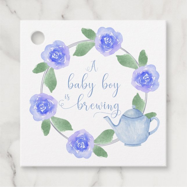 Étiquettes Cadeau Un petit garçon brasse de la théière bleue et de l (Devant)