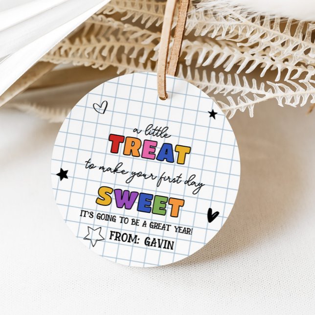 Étiquettes Cadeau Un petit gâteau pour faire la première journée suc (Little Treat to Make First day Sweet Round Favor Tags)
