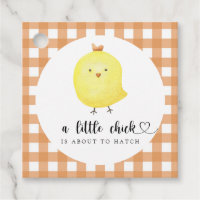 Un petit poussin est sur le point d'ouvrir le Baby