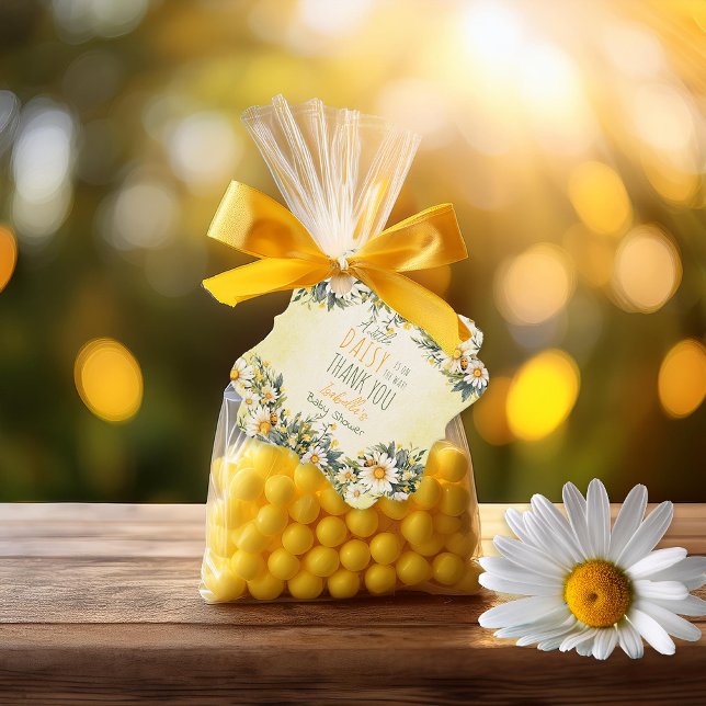Étiquettes Cadeau Un Peu De Faisy Se Trouve Sur Le Chemin Du Baby sh ("A Little Daisy Is On The Way!" Daisies Floral-Themed Girl Baby Shower Favor Tags)