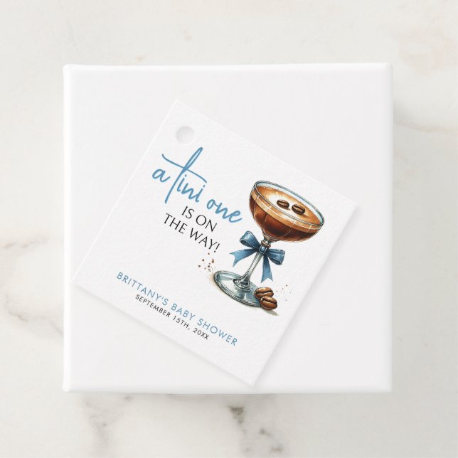 Étiquettes Cadeau Un Tini Sur Le Chemin Du Baby shower Bleu (En situation)