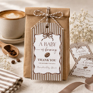 Étiquettes-cadeau Une Baby Shower Party 'Un bébé prépare du café'