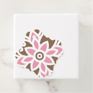 Étiquettes Cadeau une fleur rose sur un arrière - plan brun