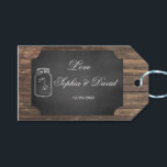 Étiquettes-cadeau Unique Rustique Mason Jar Chalkboard Mariage perso<br><div class="desc">Unique Rustique Mason Jar Chalkboard design avec un bocal de maçon avec script de Mariage Celebration, un grand tag de tableau pour toutes les infos, sur un arrière - plan en bois. Ce design est un bon choix pour un mariage de grange, un mariage rustique, un mariage de ferme ou...</div>