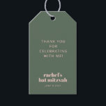 Étiquettes-cadeau Vert sage rose clair moderne Bat Mitzvah<br><div class="desc">Cette étiquette de faveur de bat mitzvah comporte « Merci de célébrer avec moi ! » en rose clair sur un fond vert sage, avec le nom de l'invité d'honneur et l'événement en rose gras en bas et la date en dessous. C'est un look propre et moderne qui fonctionne magnifiquement...</div>