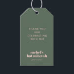 Étiquettes-cadeau Vert sage rose clair moderne Bat Mitzvah<br><div class="desc">Cette étiquette de faveur de bat mitzvah comporte « Merci de célébrer avec moi ! » en rose clair sur un fond vert sage, avec le nom de l'invité d'honneur et l'événement en rose gras en bas et la date en dessous. C'est un look propre et moderne qui fonctionne magnifiquement...</div>