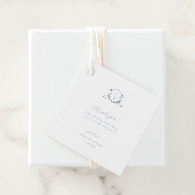 Étiquettes Cadeau Vins intemporels Dusty Blue Crest Mariage Monogram (En situation)