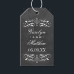 Étiquettes-cadeau Vintage Black Chalkboard Mariage<br><div class="desc">Les étiquettes de faveur Chalkboard cardstock disposent d'un élégant monogramme de mariage personnalisé encadré par un défilement blanc et des motifs florissants. Arrière - plan a un aspect rustique en carton noir texturé.</div>