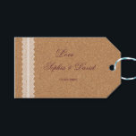 Étiquettes-cadeau Vintage Lace Vin Cork Mariage<br><div class="desc">Design unique avec une dentelle romantique sur une texture de liège à vin en tant qu'arrière - plan. Une combinaison parfaite entre tradition et tendance : un thème rustique ou vintage avec une touche classique et romantique ! Ce design est un bon choix pour un mariage de vignoble, un mariage...</div>