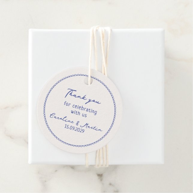 Étiquettes Cadeau Whimsical, bleu dessiné à la main mariage (En situation)