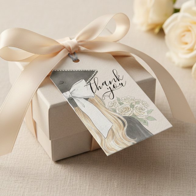 Étiquettes-cadeau Whimsical Graduation Cap with Bow & Pearls Script (Whimsical Graduation Cap with Bow & Pearls Script Gift Tags)
